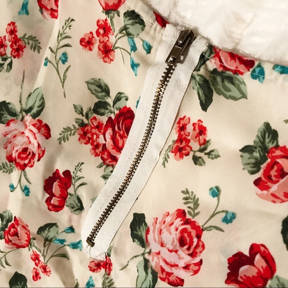 Rose Back Zip Blouse! - Picture 3 of 5